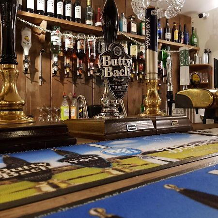 The Cock Hotel Bronllys Extérieur photo