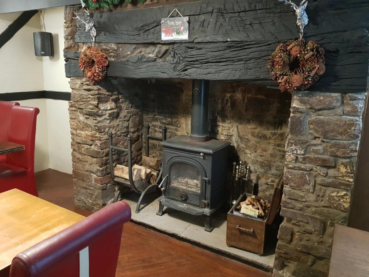 The Cock Hotel Bronllys Extérieur photo