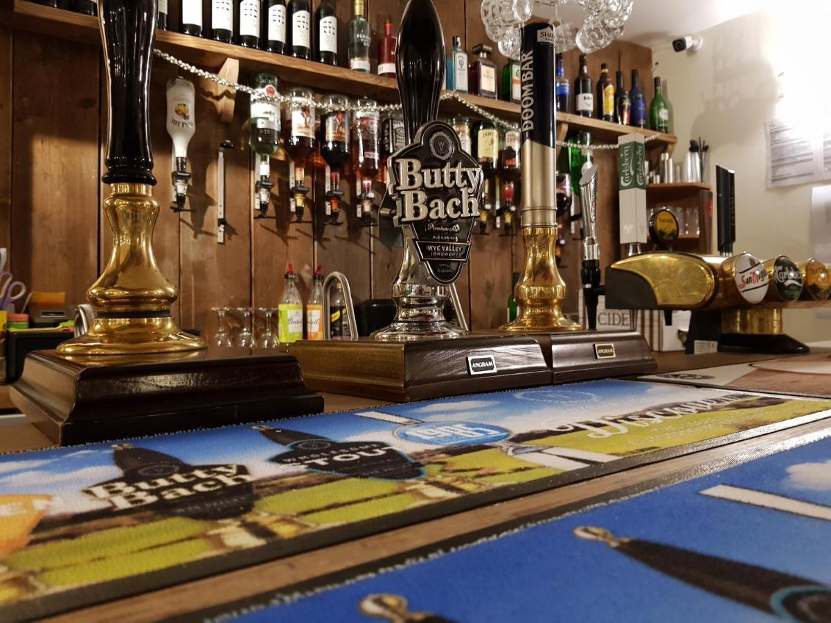 The Cock Hotel Bronllys Extérieur photo